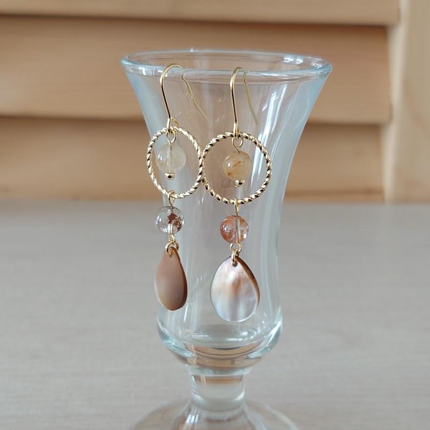 20　ベージュ・ゴールド系◆針水晶＆シェルのピアス◆送料無料◆イヤリング変更可