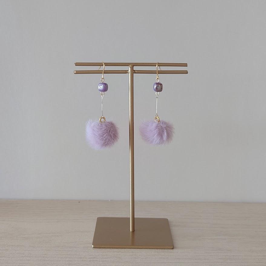 22　パープル系◆ふわふわファーとアンティークビーズのピアス◆送料無料◆イヤリング変更可